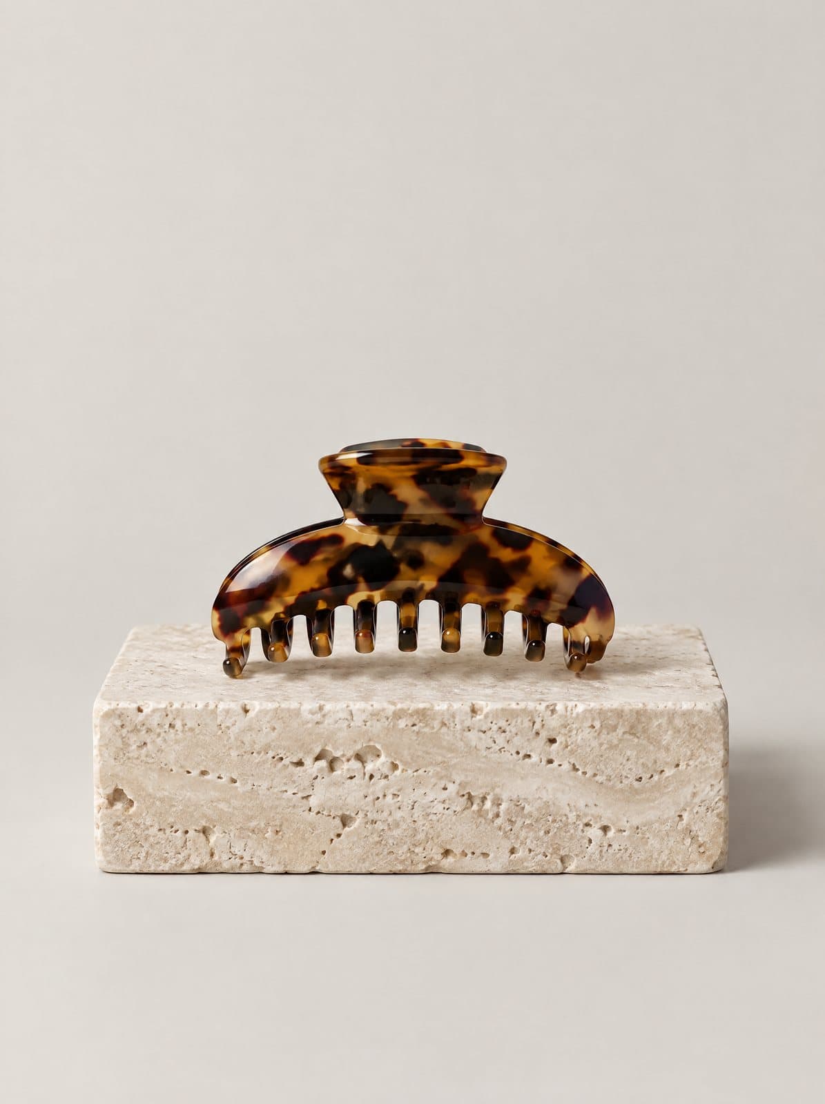 Alma Hair Claw in Tortoiseshell