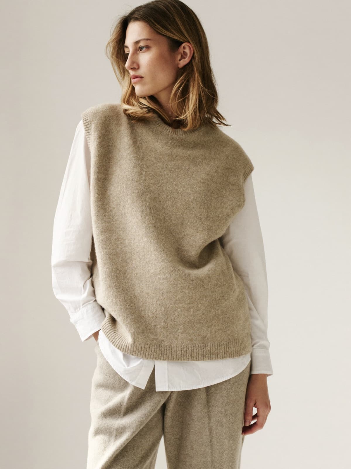 Esmé Cashmere Vest in Oat, front view