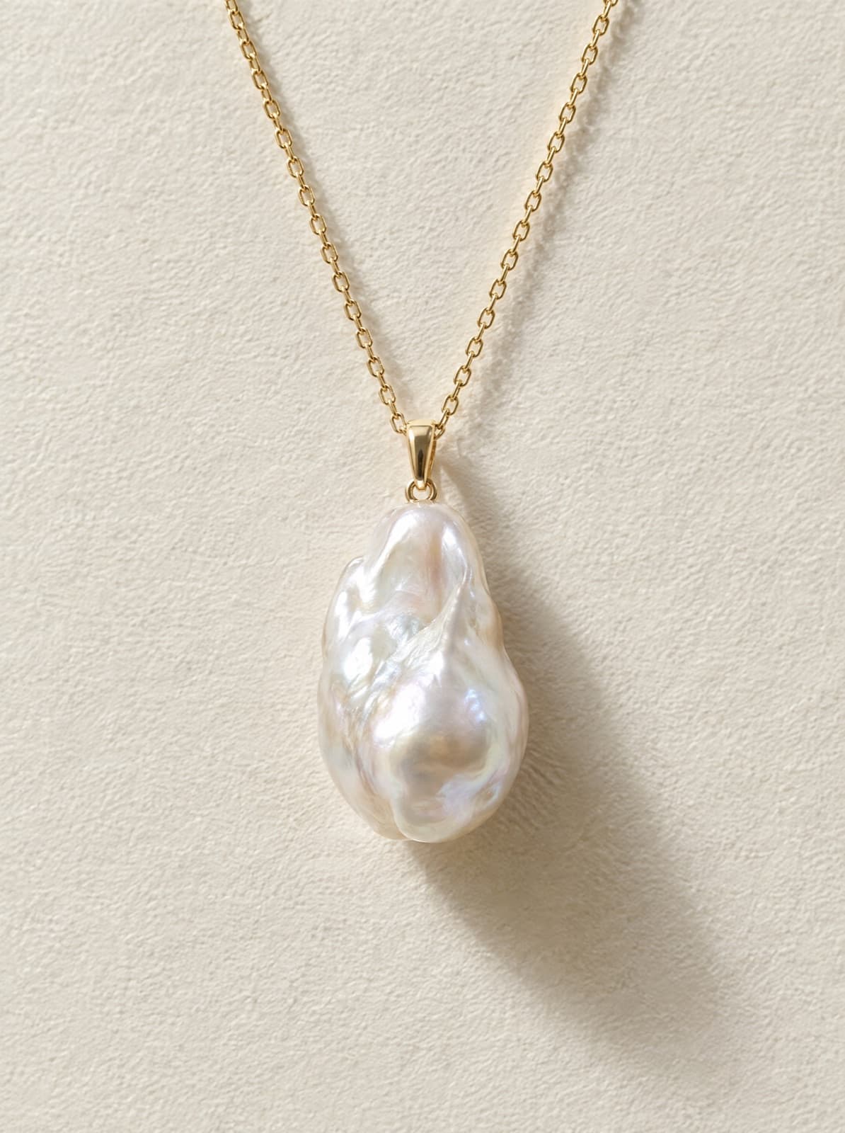 Sola Pearl Pendant in Gold